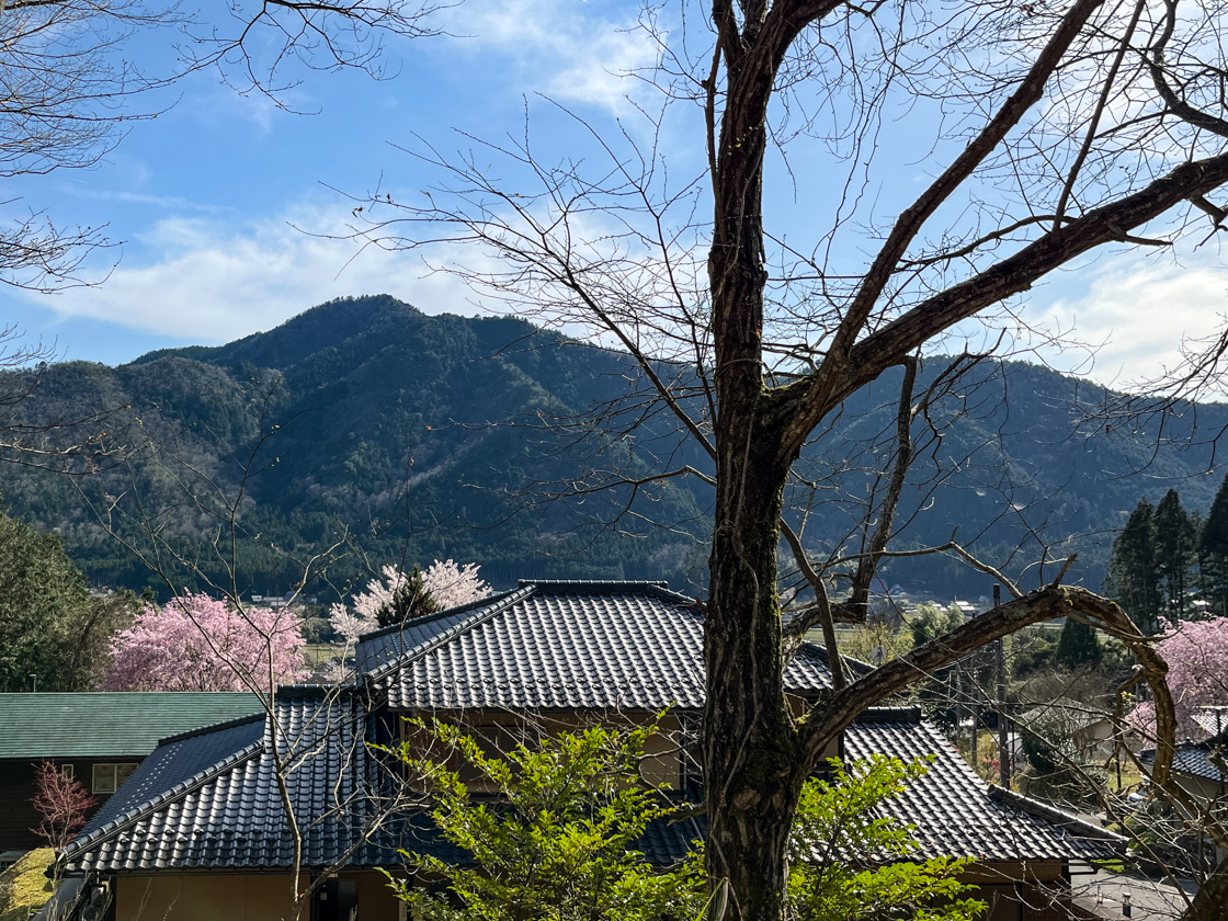 美山・裏道から家を見て